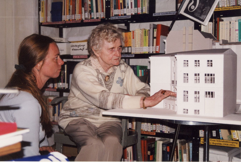 Adelheid Schulz geb. Rennhack mit dem Modell des Instituts für Sexualwissenschaft in der Bibliothek des Schwulen Museums, 2002. Links die Enkelin Alexandra Ripa. Foto: Manfred Baumgardt