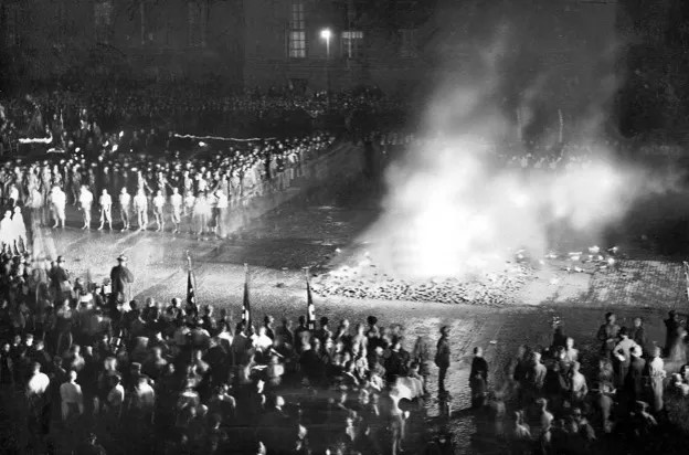 | Nationalsozialistische Bücherverbrennung in Berlin, 1933. © Scherl/Süddeutsche Zeitung Photo